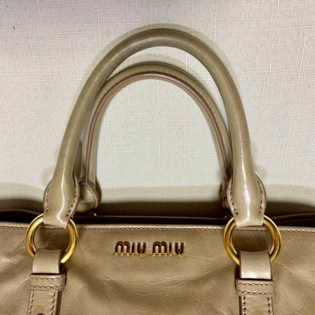 miumiu(ミュウミュウ)のmiu miu ミュウミュウ  ハンドバッグ　ベージュ　レザー レディースのバッグ(ハンドバッグ)の商品写真