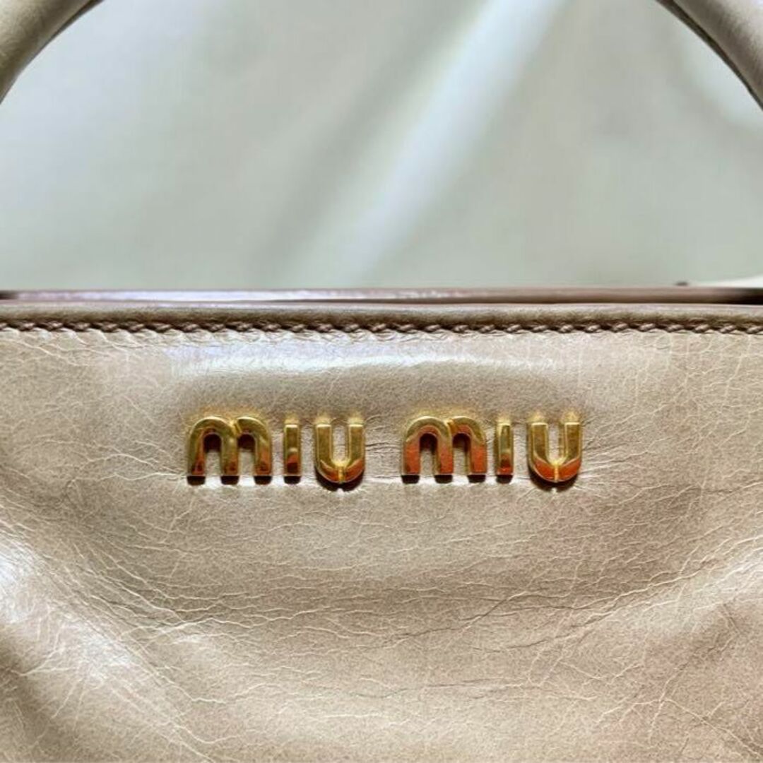 miumiu(ミュウミュウ)のmiu miu ミュウミュウ  ハンドバッグ　ベージュ　レザー レディースのバッグ(ハンドバッグ)の商品写真