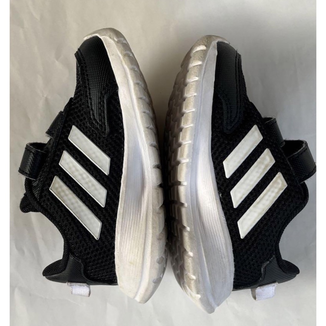 adidas(アディダス)のアディダス　黒スニーカー　運動靴　12 キッズ/ベビー/マタニティのキッズ靴/シューズ(15cm~)(スニーカー)の商品写真