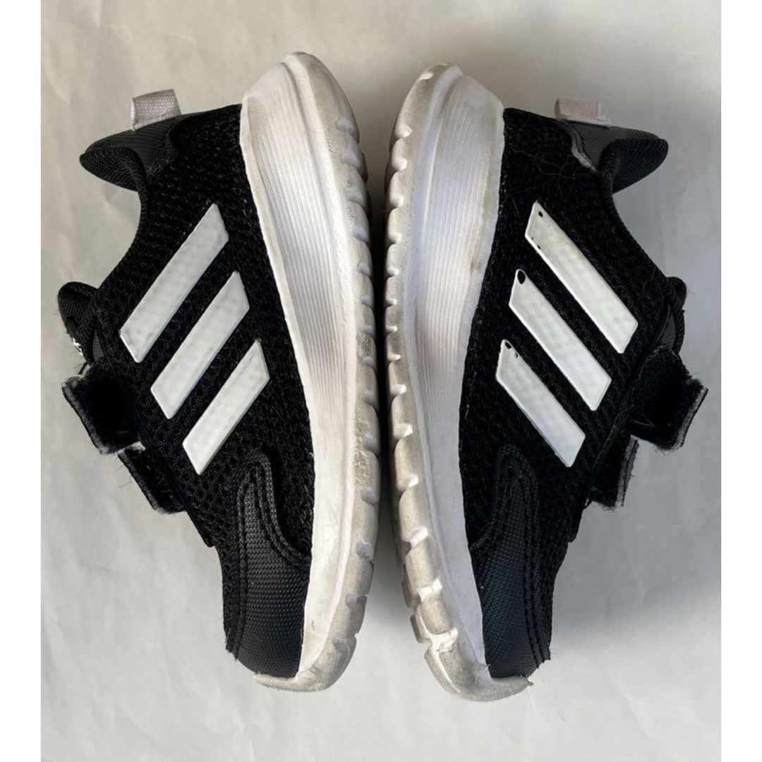 adidas(アディダス)のアディダス　黒スニーカー　運動靴　12 キッズ/ベビー/マタニティのキッズ靴/シューズ(15cm~)(スニーカー)の商品写真