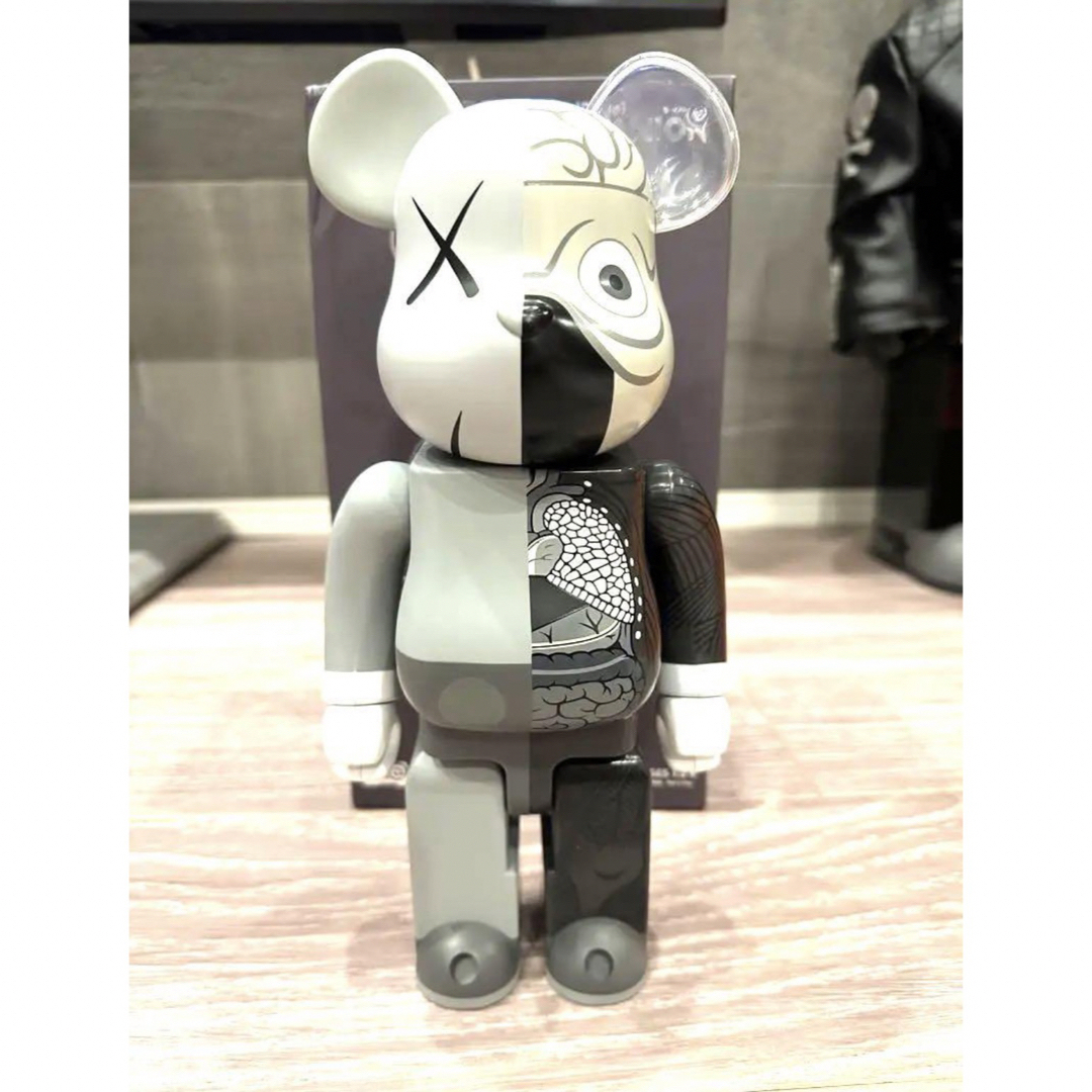 カウズ　グレイ　KAWS BE@RBRIK 人体模型 400% ベアブリックのサムネイル