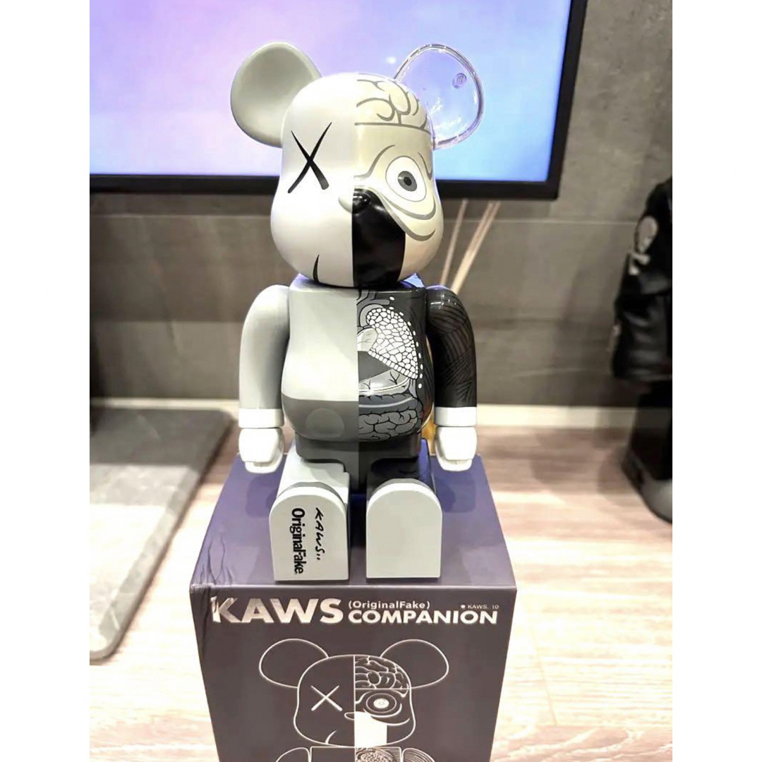 MEDICOM TOY(メディコムトイ)のカウズ　グレイ　KAWS BE@RBRIK  人体模型 400% ベアブリック エンタメ/ホビーのおもちゃ/ぬいぐるみ(キャラクターグッズ)の商品写真