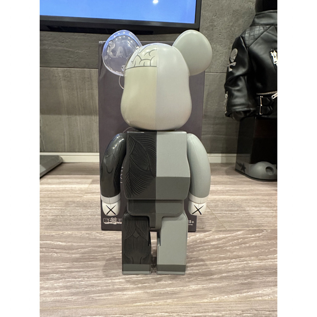 MEDICOM TOY(メディコムトイ)のカウズ　グレイ　KAWS BE@RBRIK  人体模型 400% ベアブリック エンタメ/ホビーのおもちゃ/ぬいぐるみ(キャラクターグッズ)の商品写真