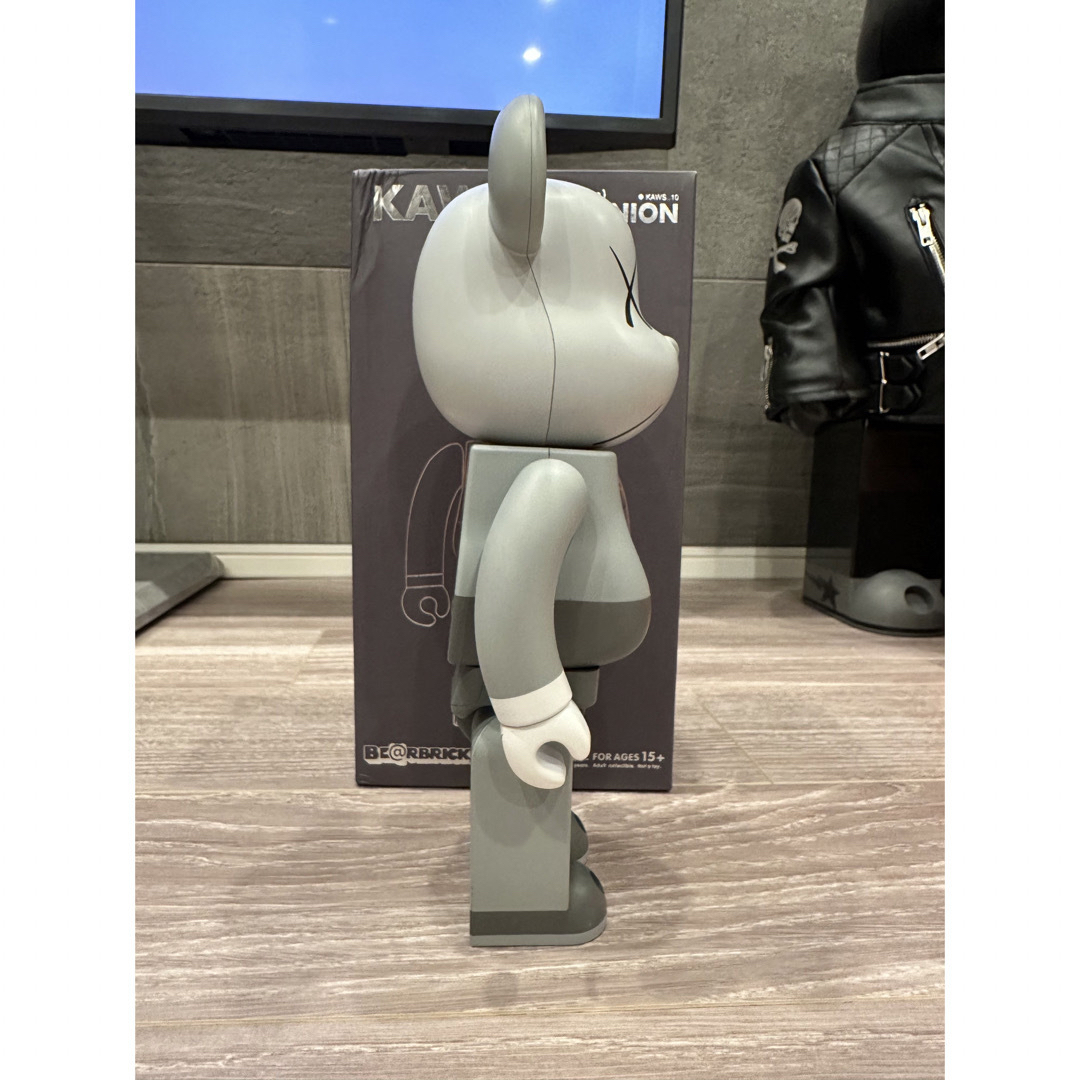 MEDICOM TOY(メディコムトイ)のカウズ　グレイ　KAWS BE@RBRIK  人体模型 400% ベアブリック エンタメ/ホビーのおもちゃ/ぬいぐるみ(キャラクターグッズ)の商品写真