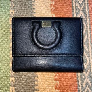 サルヴァトーレフェラガモ(Salvatore Ferragamo)の Ferragamo サルヴァトーレフェラガモ 2つ折り財布 ブラック ピンク(財布)