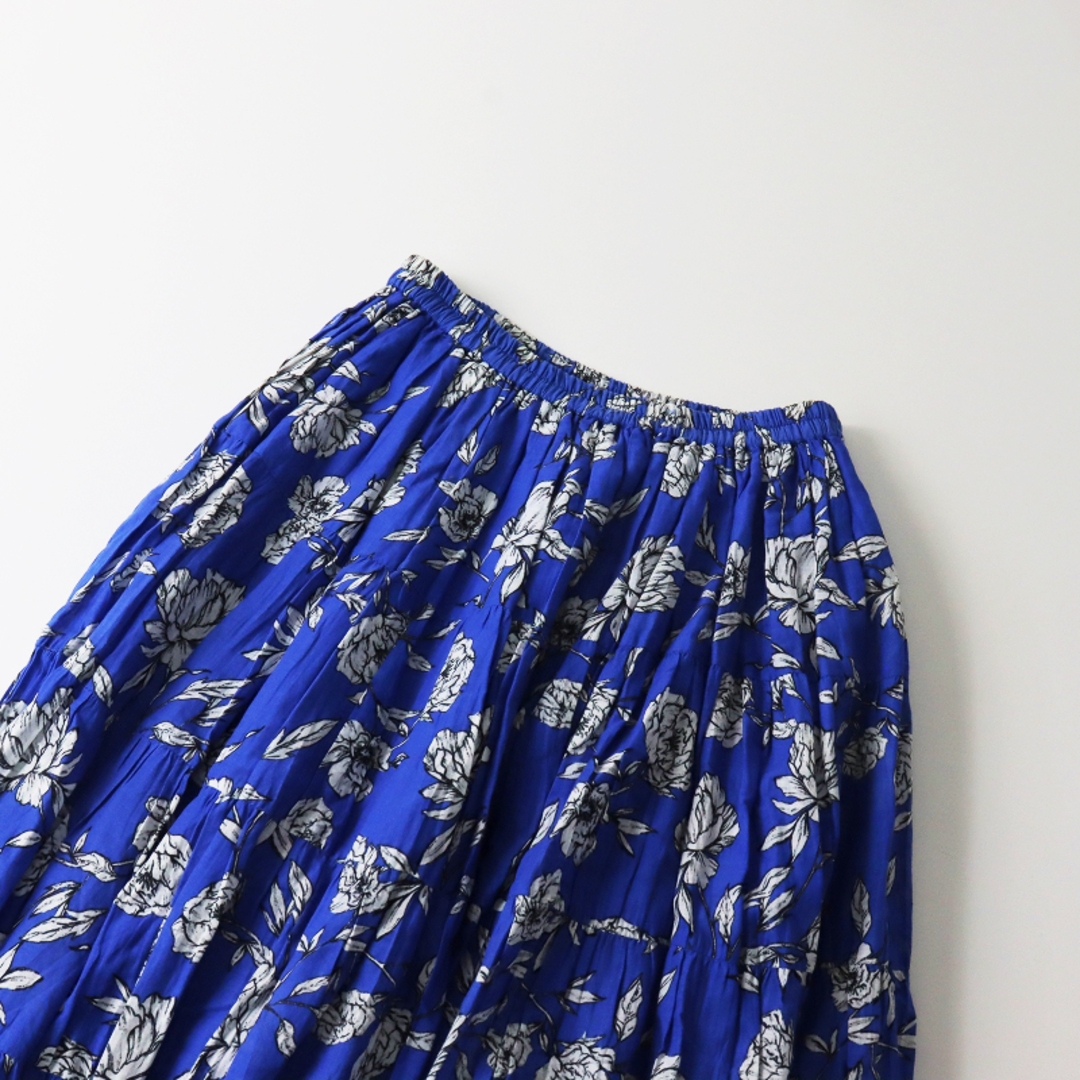 マリハ MARIHA コットン フラワープリント ギャザー ティアードスカート/ブルー ボトムス【2400013553100】 レディースのスカート(ひざ丈スカート)の商品写真