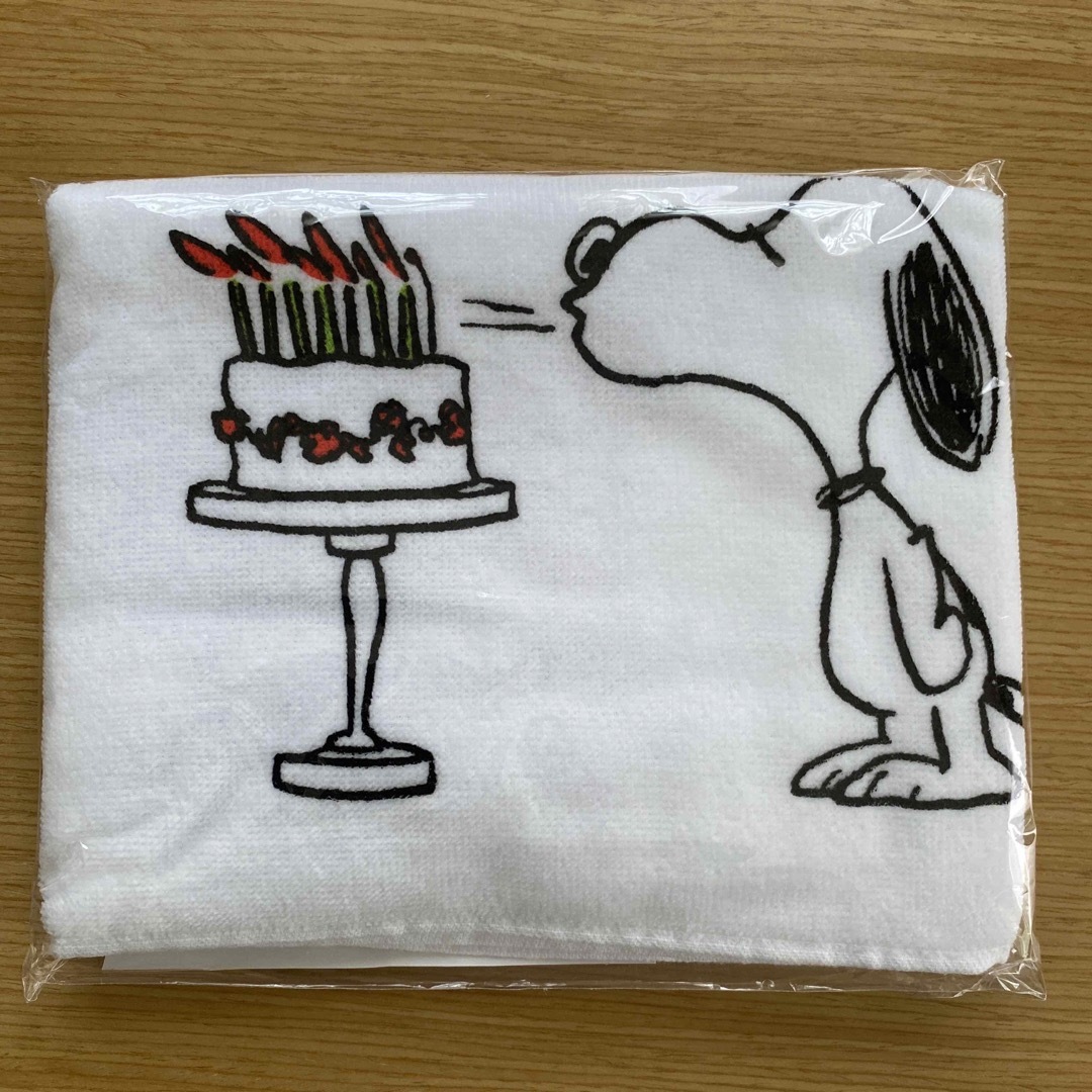 SNOOPY(スヌーピー)のスヌーピー　ハッピーバースデー柄タオル エンタメ/ホビーのアニメグッズ(タオル)の商品写真