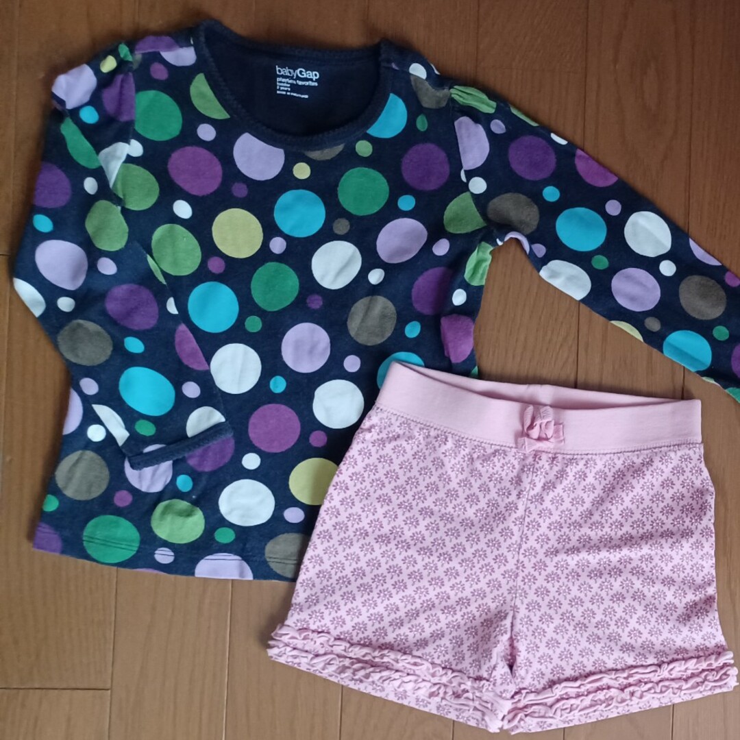 babyGAP(ベビーギャップ)のbabyGap  ｼｮｰﾄパンツ & 長袖Tシャツ  90㎝２枚組 キッズ/ベビー/マタニティのキッズ服女の子用(90cm~)(Tシャツ/カットソー)の商品写真