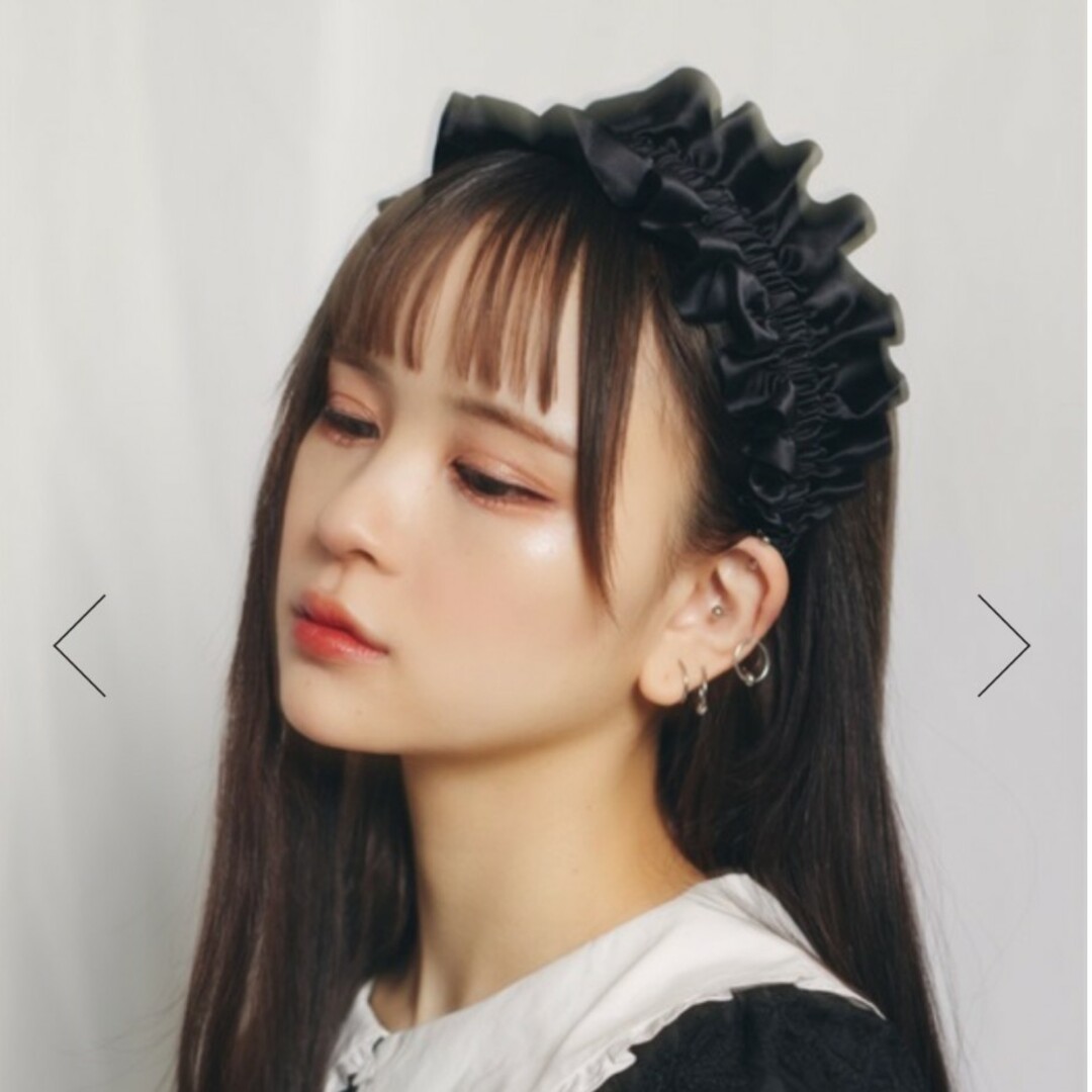 サテンフリルカチューシャ　ブラック レディースのヘアアクセサリー(カチューシャ)の商品写真