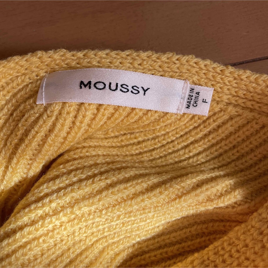 moussy(マウジー)のマウジー　黄色ショート丈Vネックニット レディースのトップス(ニット/セーター)の商品写真
