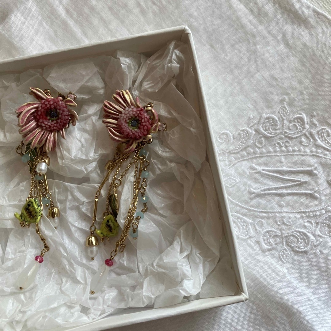 Les Nereides(レネレイド)のレネレイド　儚げに散りゆく花びらを表現したお花や、可愛い蝶等華やかなピアス レディースのアクセサリー(ピアス)の商品写真