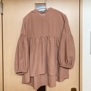 バックのリボンがかわいい ノーカラーブラウス(シャツ/ブラウス(長袖/七分))