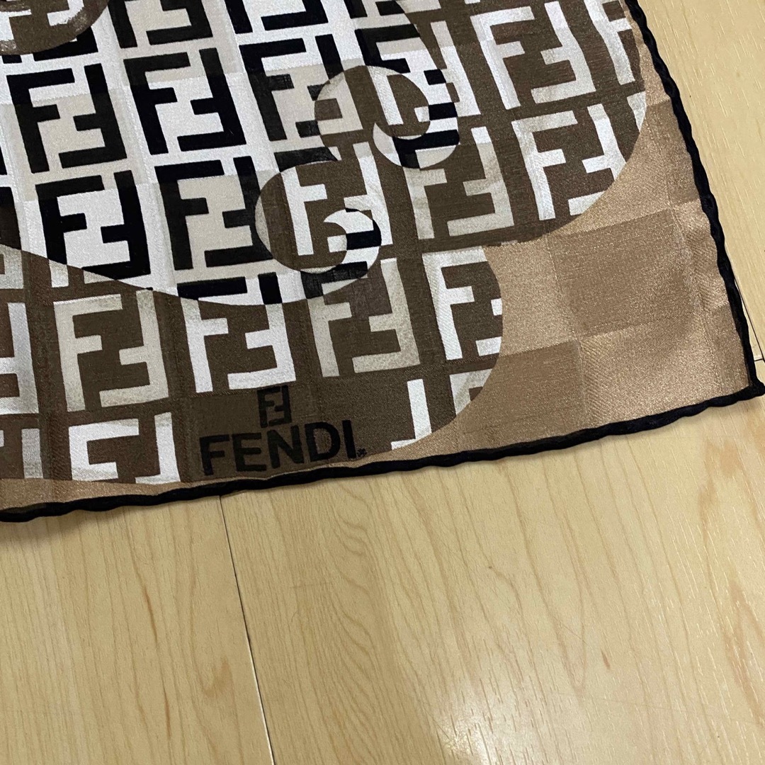 FENDI(フェンディ)のFENDI フェンディ スカーフ　ズッカ 柄 　ふちブラック　シルク　no.16 レディースのファッション小物(バンダナ/スカーフ)の商品写真