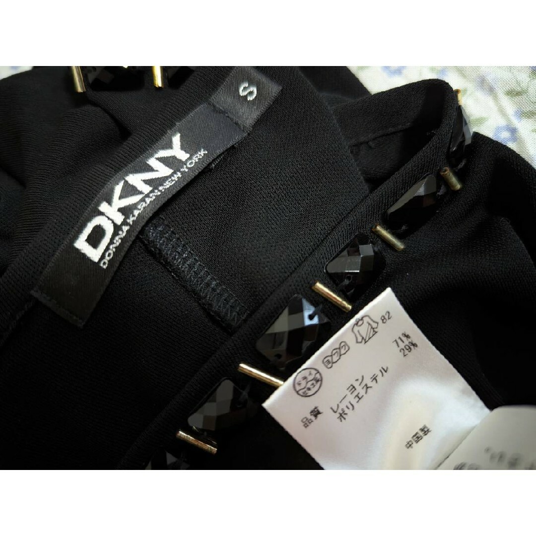 DKNY(ダナキャランニューヨーク)のDKNYダナキャランニューヨーク装飾付美ラインデザインワンピース❤とろみ素材 レディースのワンピース(ひざ丈ワンピース)の商品写真