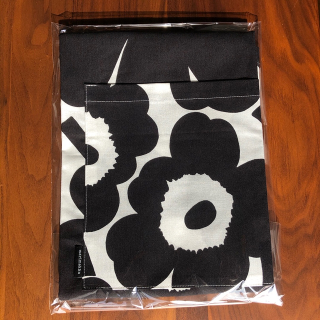 marimekko(マリメッコ)の専用　マリメッコ　エプロン　ブラック　ホワイト　花柄 インテリア/住まい/日用品のキッチン/食器(収納/キッチン雑貨)の商品写真