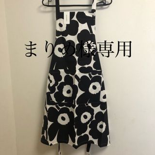 マリメッコ(marimekko)の専用　マリメッコ　エプロン　ブラック　ホワイト　花柄(収納/キッチン雑貨)