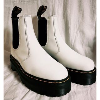 ドクターマーチン(Dr.Martens)のDr.Martens ドクターマーチン チェルシーブーツ　ホワイトUK6(ブーツ)