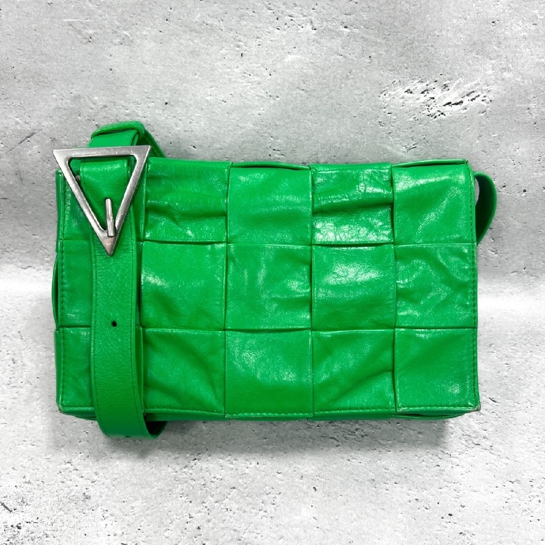 Bottega Veneta(ボッテガヴェネタ)のボッテガヴェネタ カセット クロスボディバッグ パラキート レザー ショルダー メンズのバッグ(ショルダーバッグ)の商品写真
