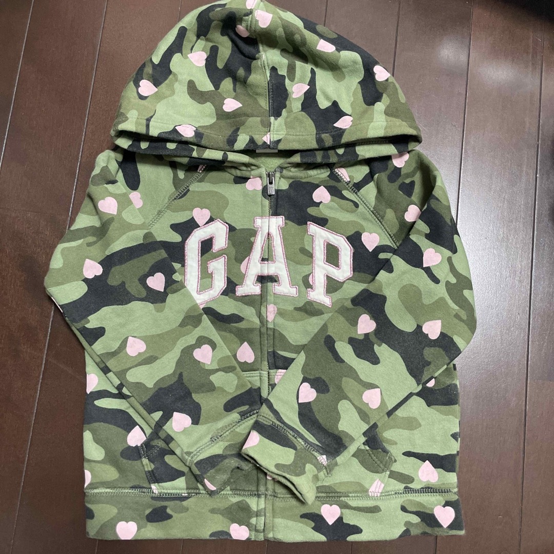 GAP Kids(ギャップキッズ)のGAPパーカー　迷彩柄　ハート　110センチ キッズ/ベビー/マタニティのキッズ服女の子用(90cm~)(ジャケット/上着)の商品写真