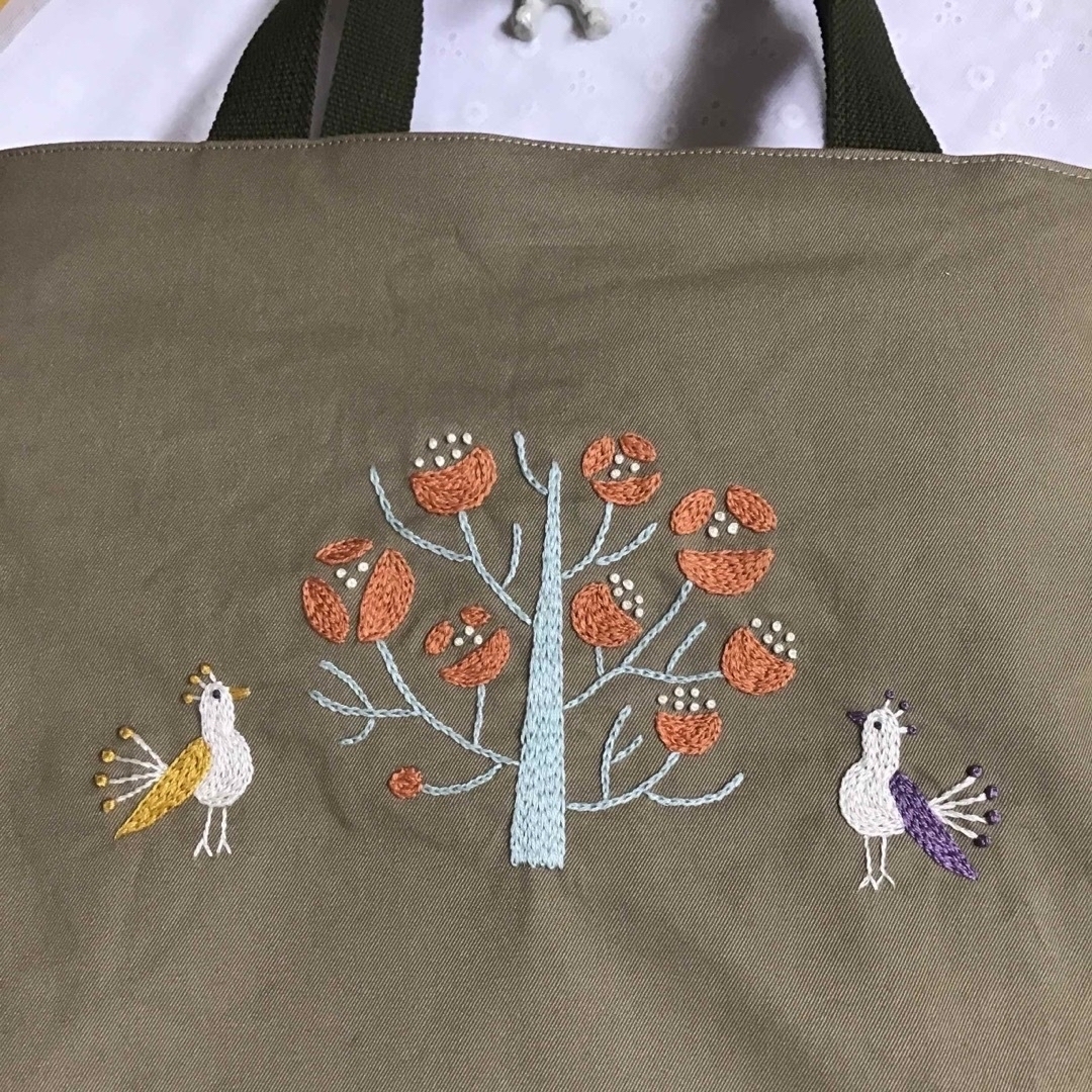 孔雀の住む庭　手刺繍トートバッグ　A4サイズ　カーキ色　ハンドメイド 1