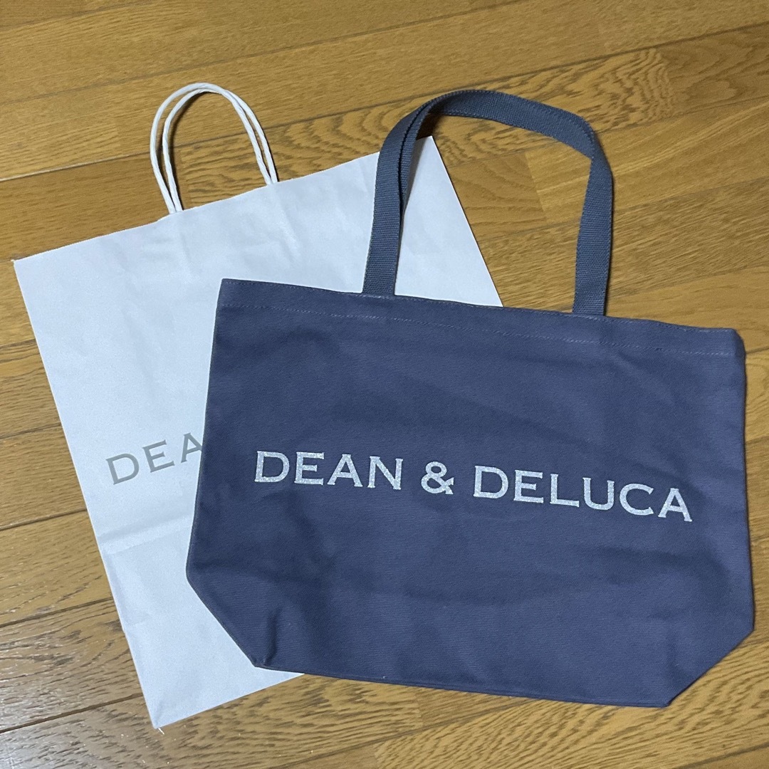 DEAN & DELUCA(ディーンアンドデルーカ)のDEAN&DELUCA チャリティートートバッグ ブルーグレー  Lサイズ  レディースのバッグ(トートバッグ)の商品写真