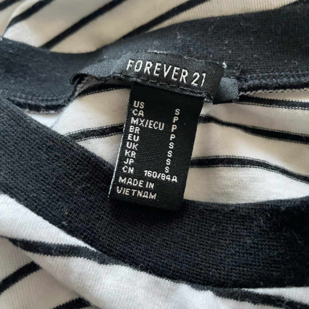 FOREVER 21(フォーエバートゥエンティーワン)の⭐️売り切り⭐️️【美品】FOREVER21 ショート丈 長袖 Tシャツ レディースのトップス(Tシャツ(長袖/七分))の商品写真