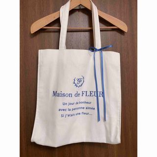 メゾンドフルール(Maison de FLEUR)のMaison de FLUER キャンバストート リボン白(トートバッグ)