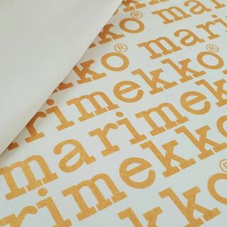 マリメッコ(marimekko)のキャンバス生地　帆布　マリメッコ風　ロゴ柄　ゴールド×白地　143×50㎝(生地/糸)