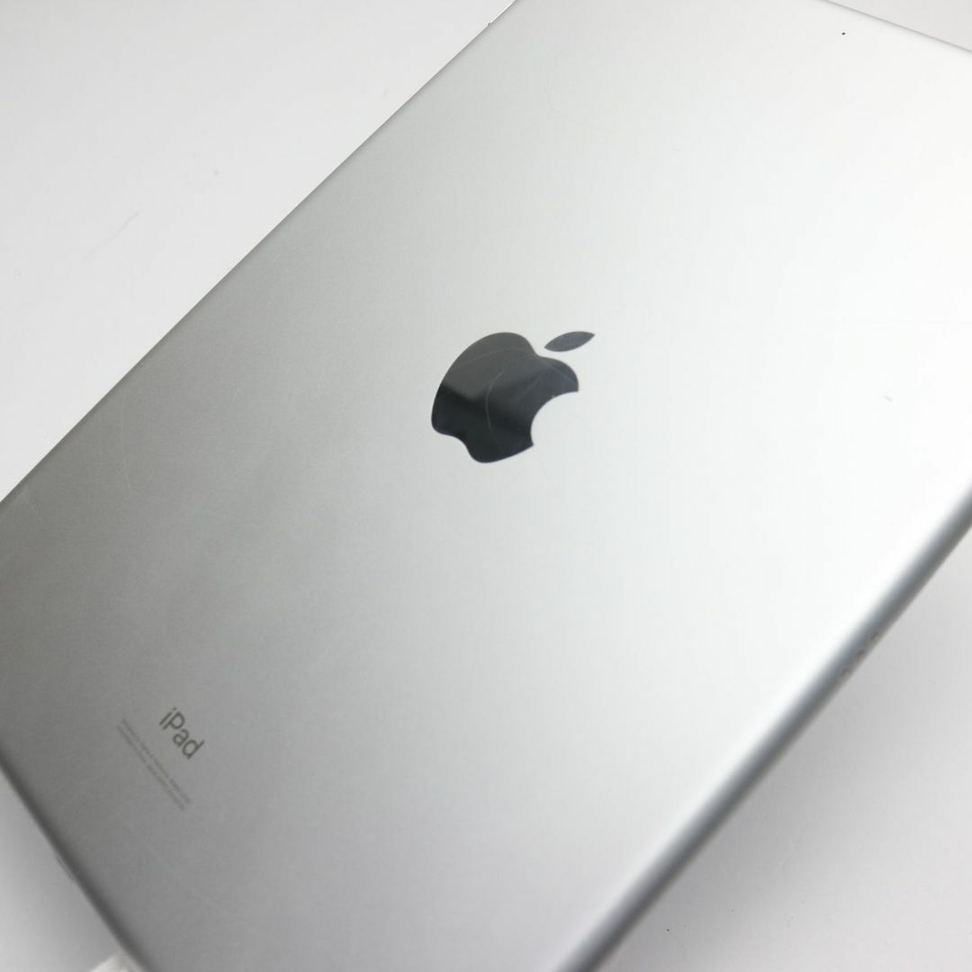 Apple(アップル)のiPad7 第7世代 wi-fiモデル 32GB シルバー  スマホ/家電/カメラのPC/タブレット(タブレット)の商品写真