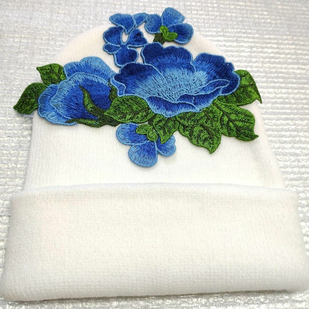 【ホワイト】花 刺繍ニット キャップ  レディース秋冬おしゃれ レディースの帽子(ニット帽/ビーニー)の商品写真