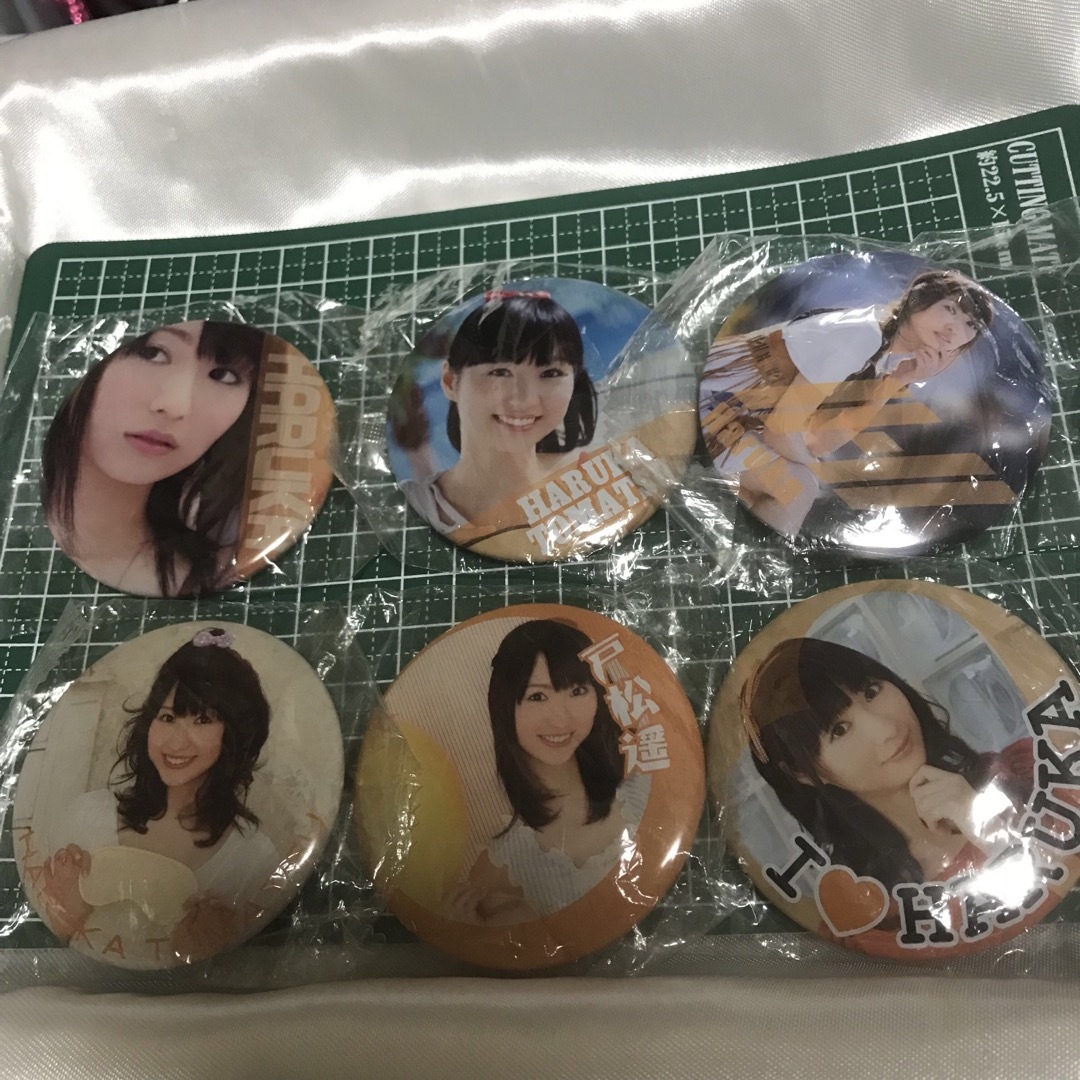 戸松遥　缶バッジ まとめてセット！ エンタメ/ホビーのアニメグッズ(バッジ/ピンバッジ)の商品写真