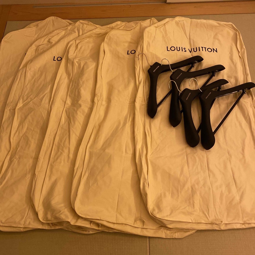 LOUIS VUITTON(ルイヴィトン)のルイヴィトン　スーツカバーとハンガー❣️ メンズのスーツ(セットアップ)の商品写真