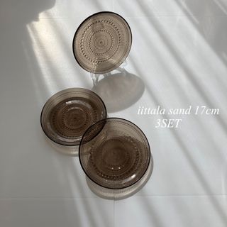 イッタラ(iittala)の廃盤色イッタラ　カステヘルミ　サンド17cmプレート３枚(食器)