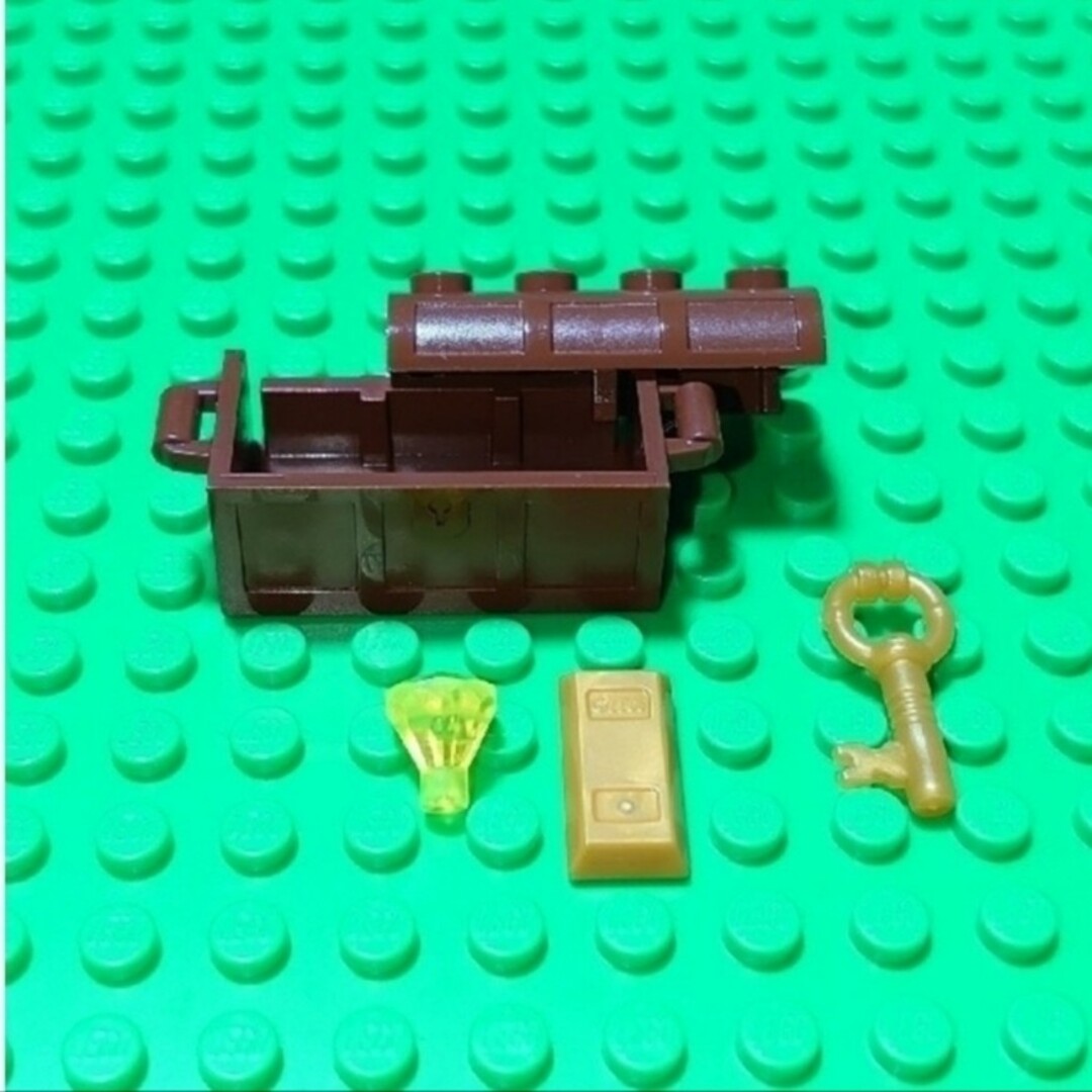 Lego(レゴ)の【新品】LEGO 宝箱セット《ブラウン》レゴ ミニフィギュアアイテム キッズ/ベビー/マタニティのおもちゃ(知育玩具)の商品写真
