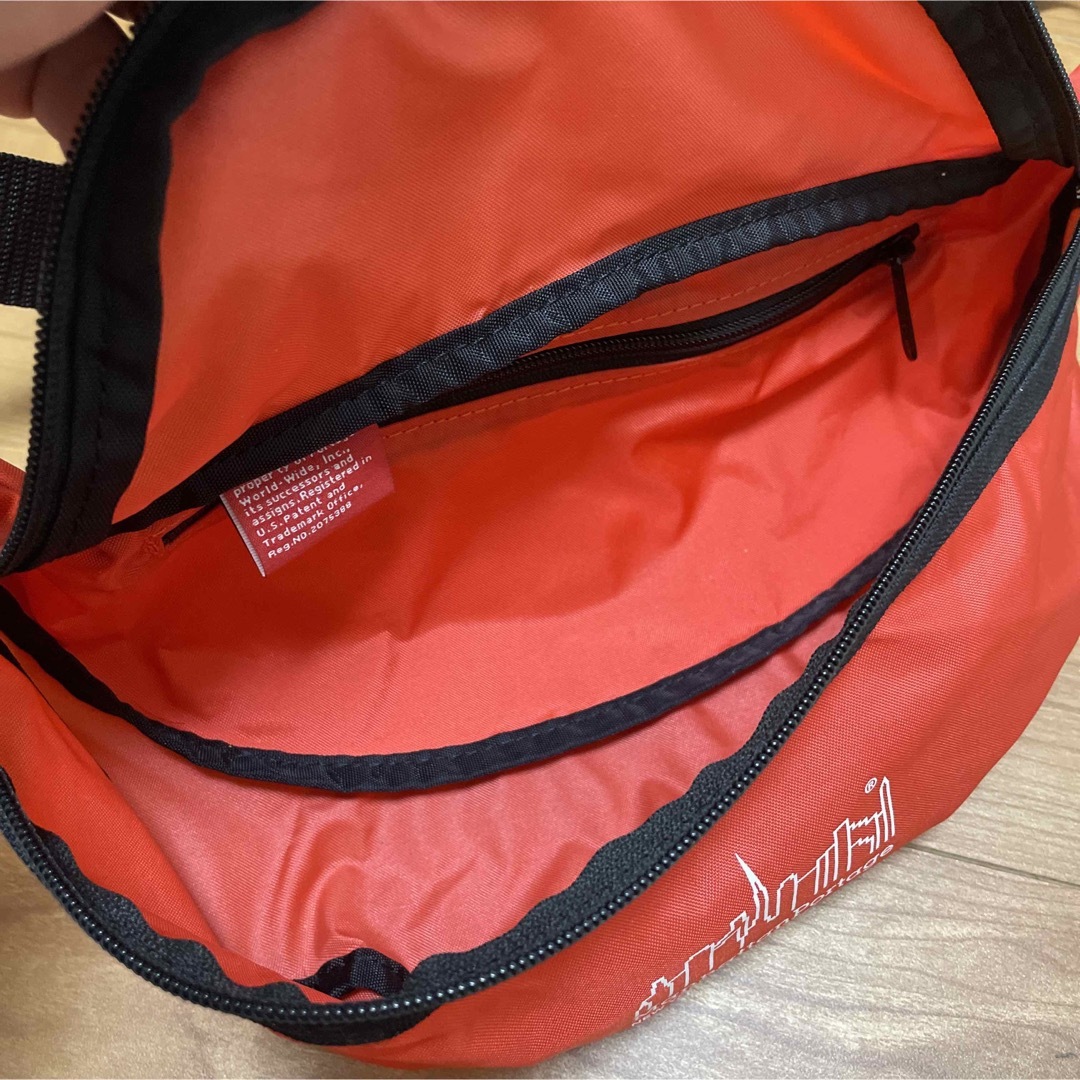 Manhattan Portage(マンハッタンポーテージ)の新品　未使用品　マンハッタンポーテージ　ウエストポーチ　ボディバッグ　赤 レディースのバッグ(ボディバッグ/ウエストポーチ)の商品写真