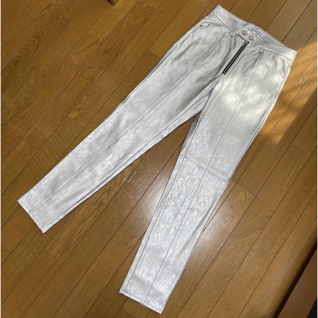 Calvin Klein(カルバンクライン)のCALNIN KLEIN JEANS カルバンクラインジーンズ　シルバーパンツ レディースのパンツ(その他)の商品写真