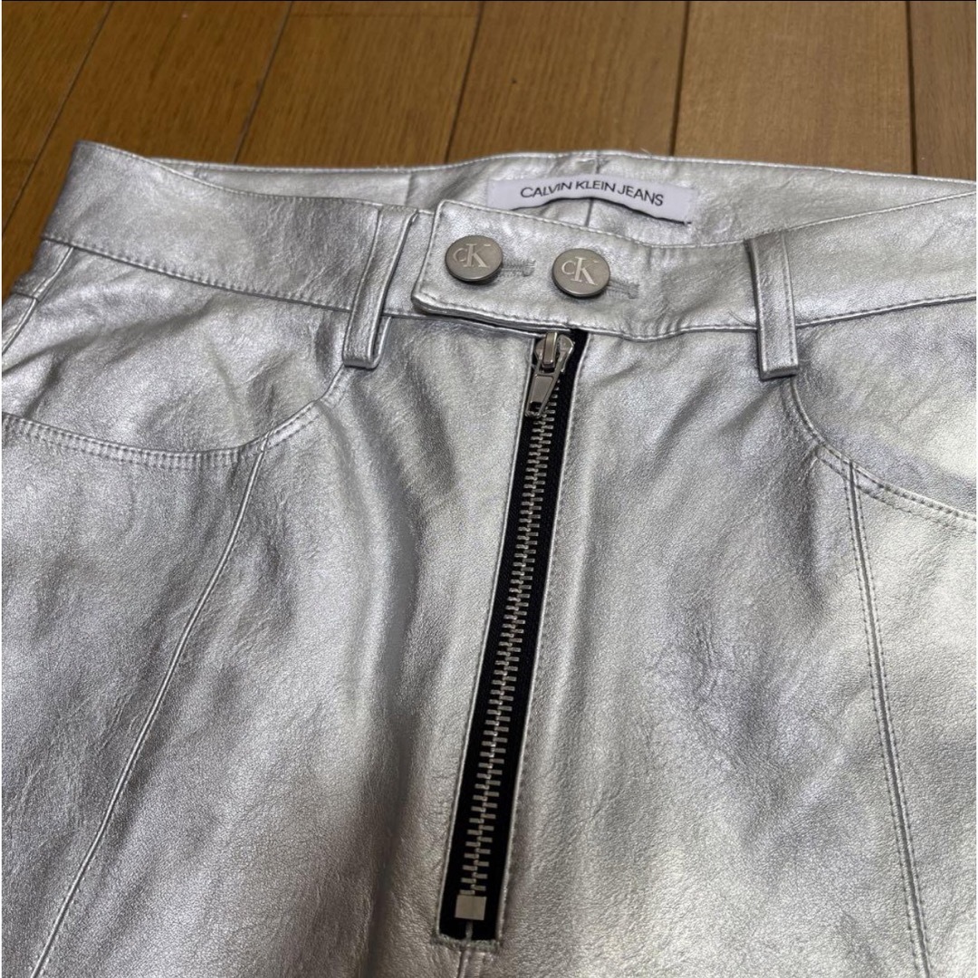 Calvin Klein(カルバンクライン)のCALNIN KLEIN JEANS カルバンクラインジーンズ　シルバーパンツ レディースのパンツ(その他)の商品写真