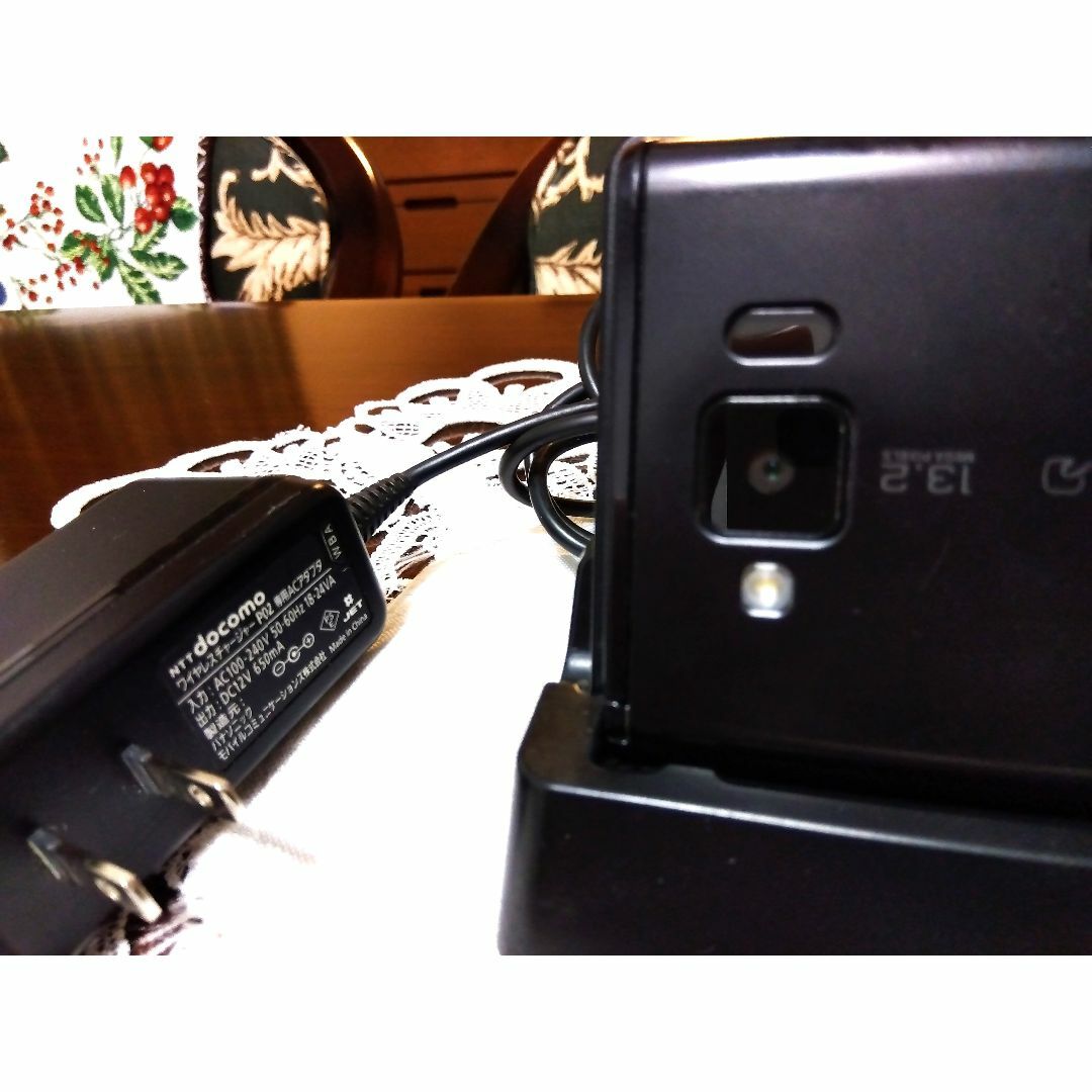 Panasonic(パナソニック)のスマホ ELUGA X P-02E docomo Black 卓上ホルダー付き スマホ/家電/カメラのスマートフォン/携帯電話(スマートフォン本体)の商品写真