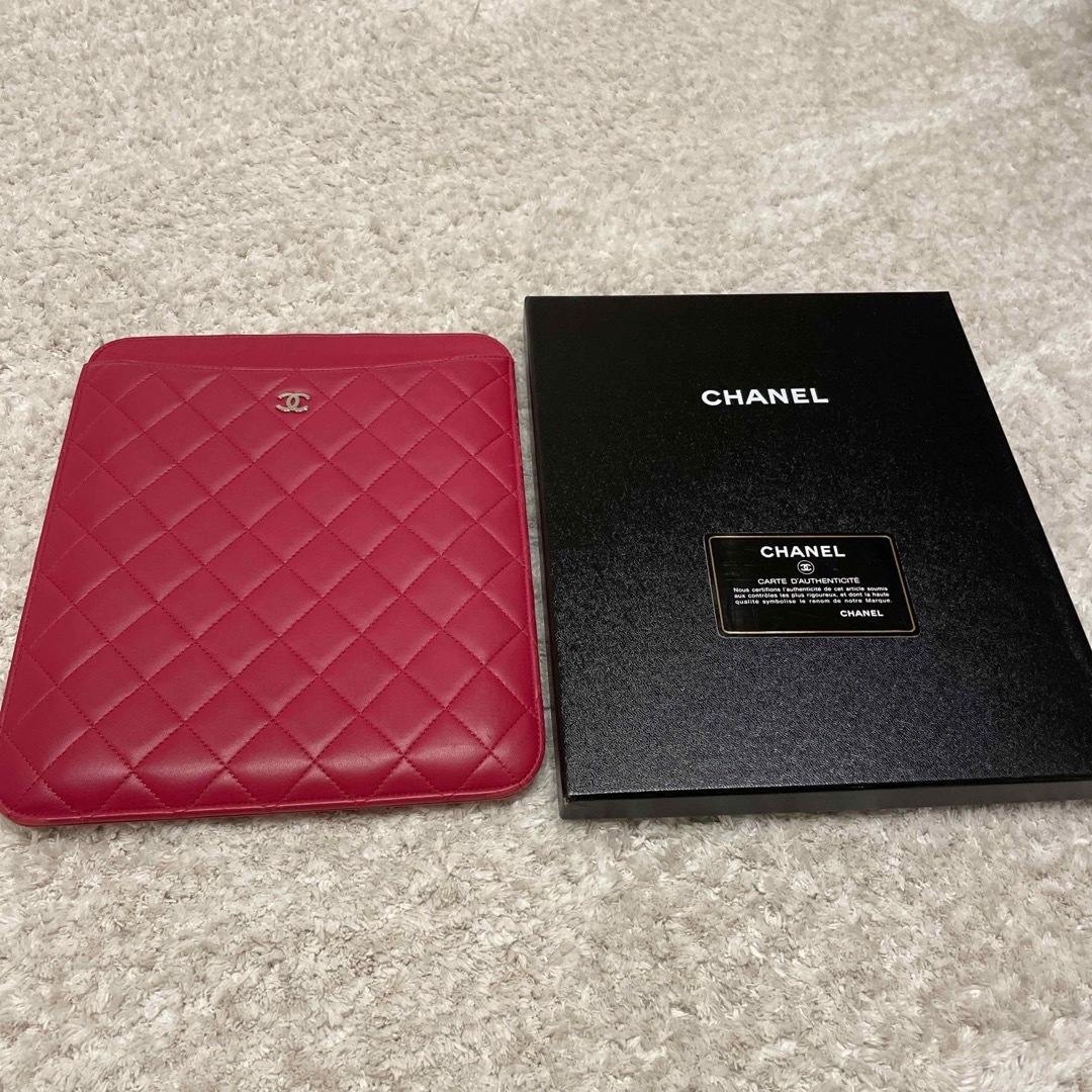 CHANEL(シャネル)のCHANEL i pad case スマホ/家電/カメラのスマホアクセサリー(iPadケース)の商品写真