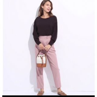 ザラ(ZARA)のピンク　テパードパンツ(カジュアルパンツ)