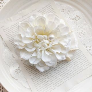 ハンドメイド コサージュ*ダリア《ホワイト》卒業式 入学式 結婚式(コサージュ/ブローチ)