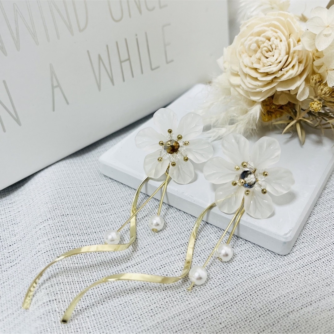 【新品❗️ セール中❗️】フラワーピアス　結婚式　前撮り　花びら ゴールド レディースのアクセサリー(ピアス)の商品写真