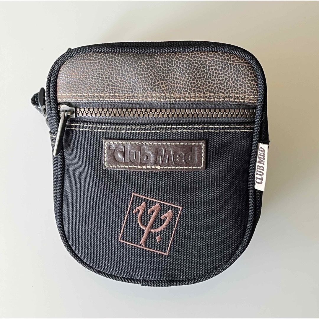 新品】 渋めの色がカッコイイ〜❣️ Club Med ボディバッグ 男女兼用 新品】 渋めの色がカッコイイ〜❣️ Club Med ボディバッグ 男女兼用