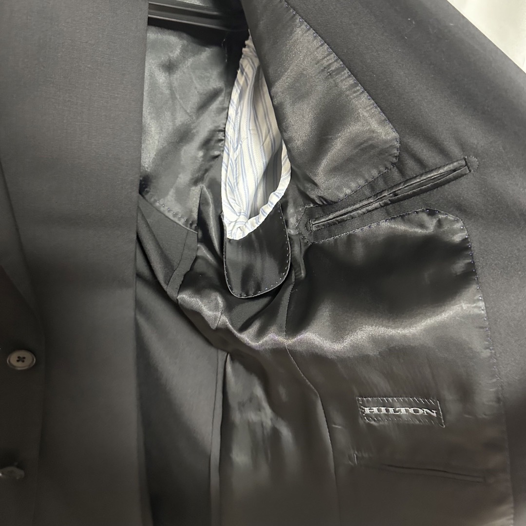 青山(アオヤマ)のHILTON オールシーズン用 ブラック系 プレミアムスタイリッシュスーツ メンズのスーツ(セットアップ)の商品写真