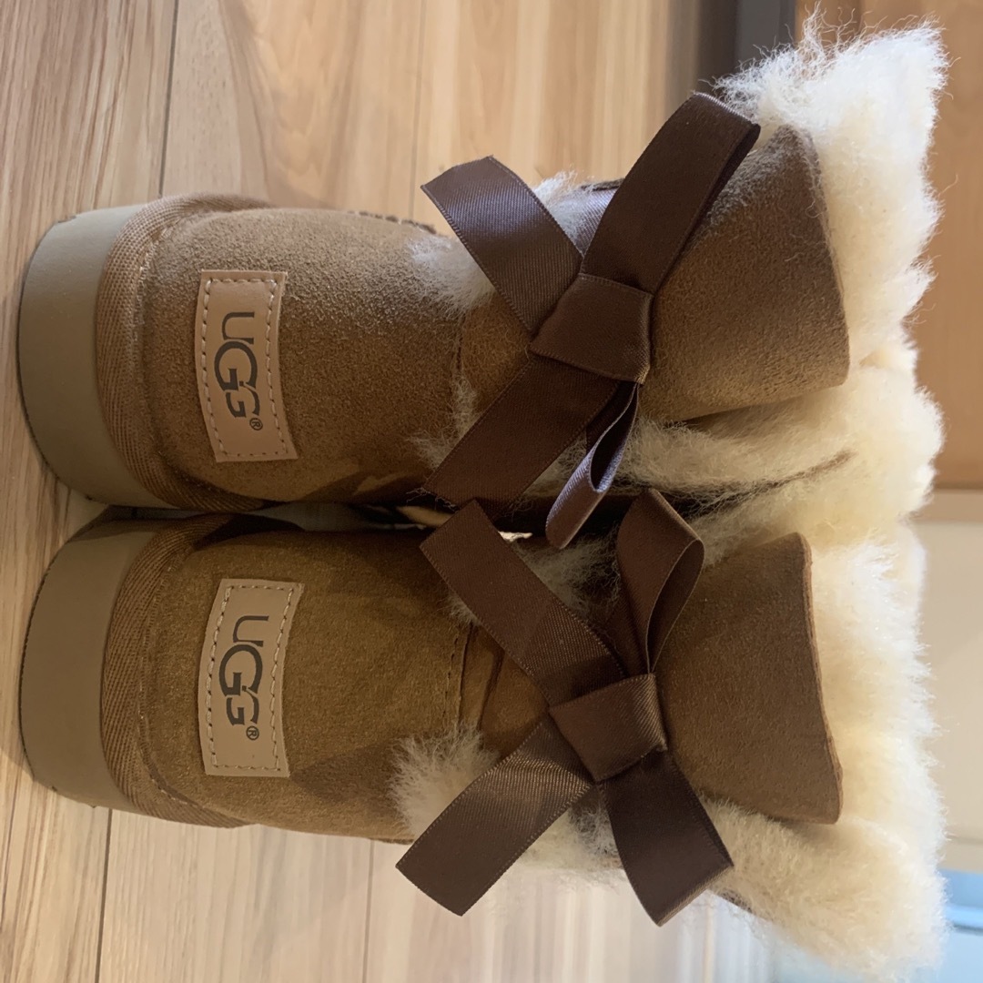 UGG - 訳アリ品！未使用UGG☆バックリボンムートンブーツの通販 by ...