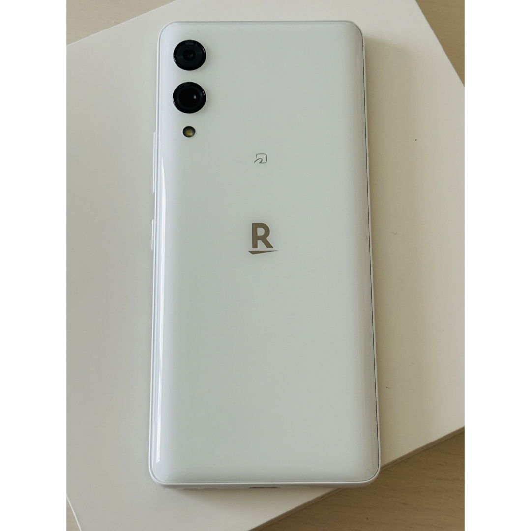 Rakuten(ラクテン)のRakuten Hand 5G ホワイト 128 GB スマホ/家電/カメラのスマートフォン/携帯電話(スマートフォン本体)の商品写真