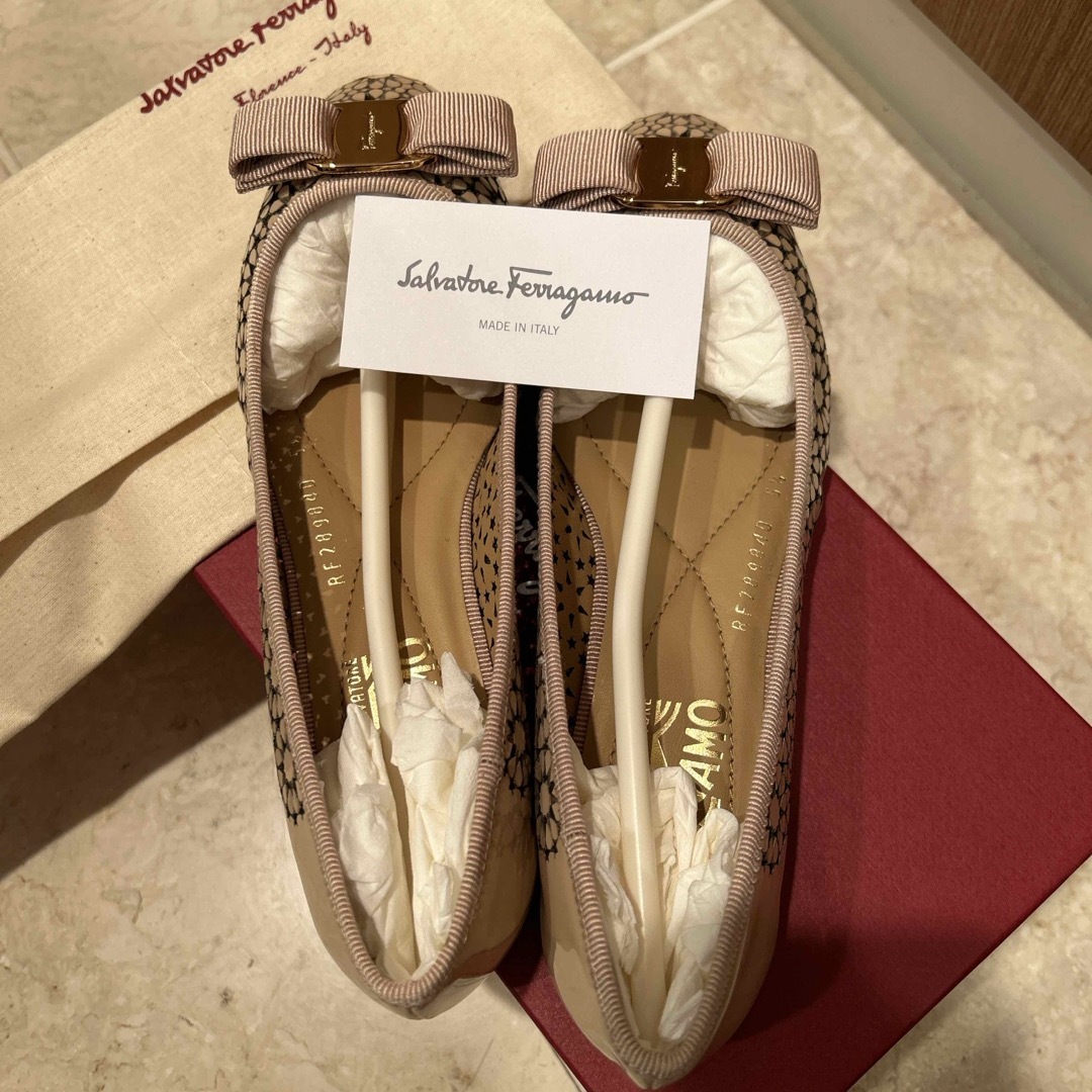 Salvatore Ferragamo(サルヴァトーレフェラガモ)のフェラガモ　新品リボンパンプス レディースの靴/シューズ(バレエシューズ)の商品写真