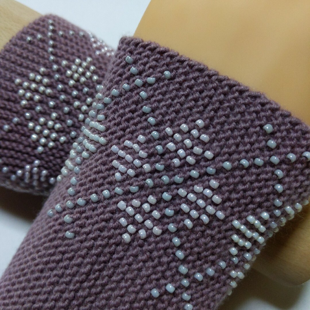 ★no.128　ビーズを編み込んだリストウォーマー ハンドメイドのファッション小物(手袋)の商品写真
