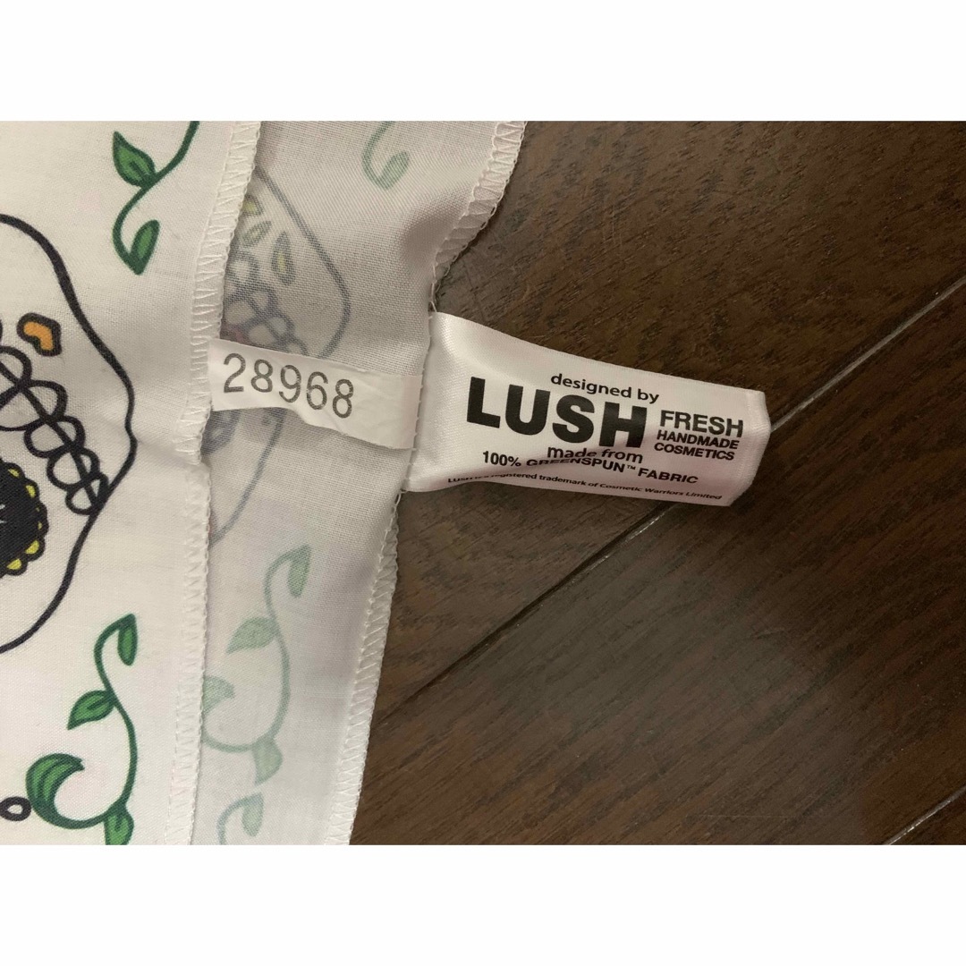 LUSH(ラッシュ)のLUSH ノットラップ　ハンカチ　風呂敷　バンダナ　 コスメ/美容のボディケア(入浴剤/バスソルト)の商品写真