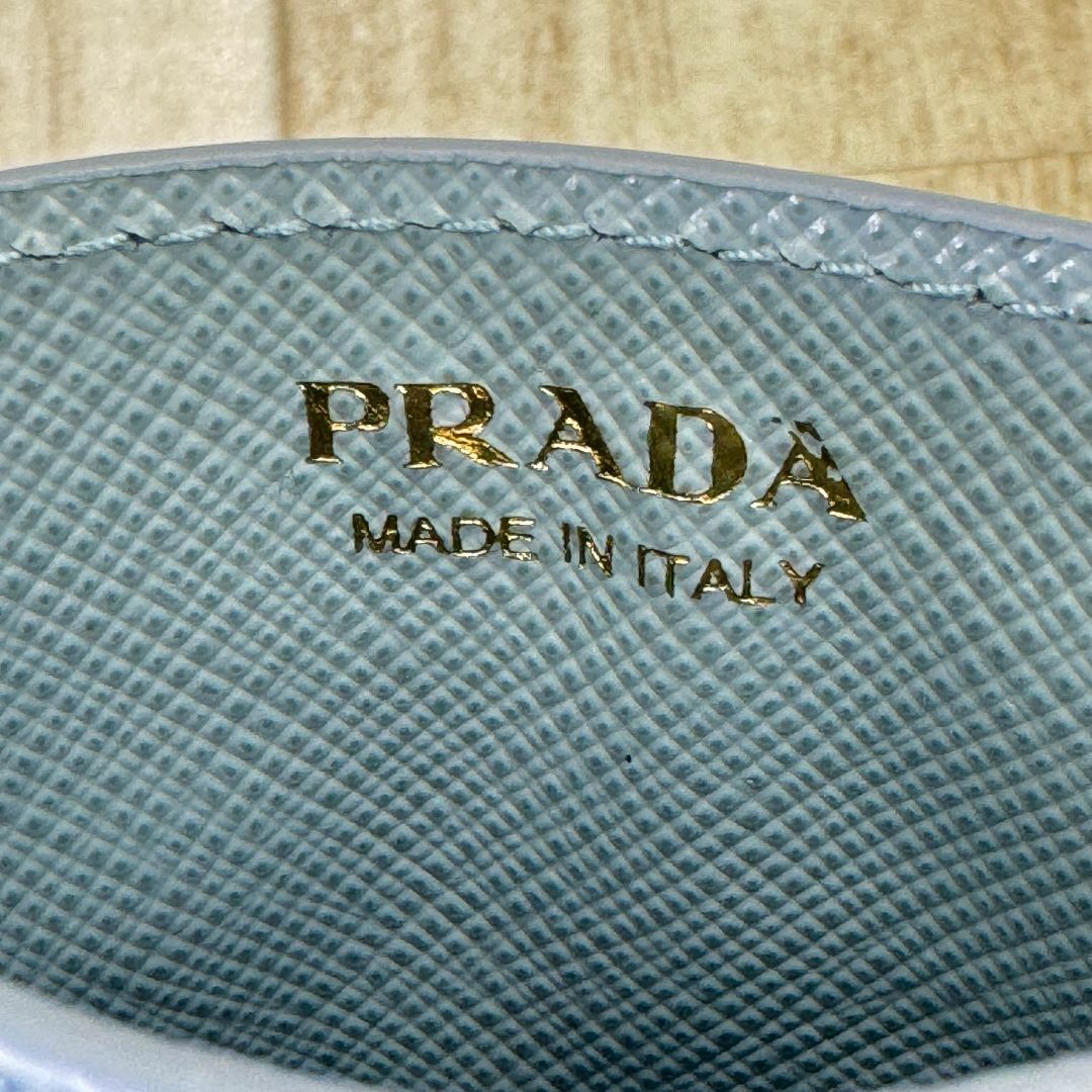 プラダ PRADA カードケース パスケース エンボスロゴ ライトブルー